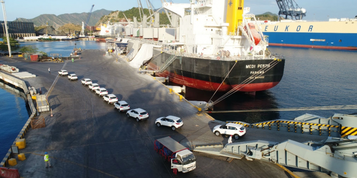 Transportes de vehículos, buque a buque, en el Puerto.