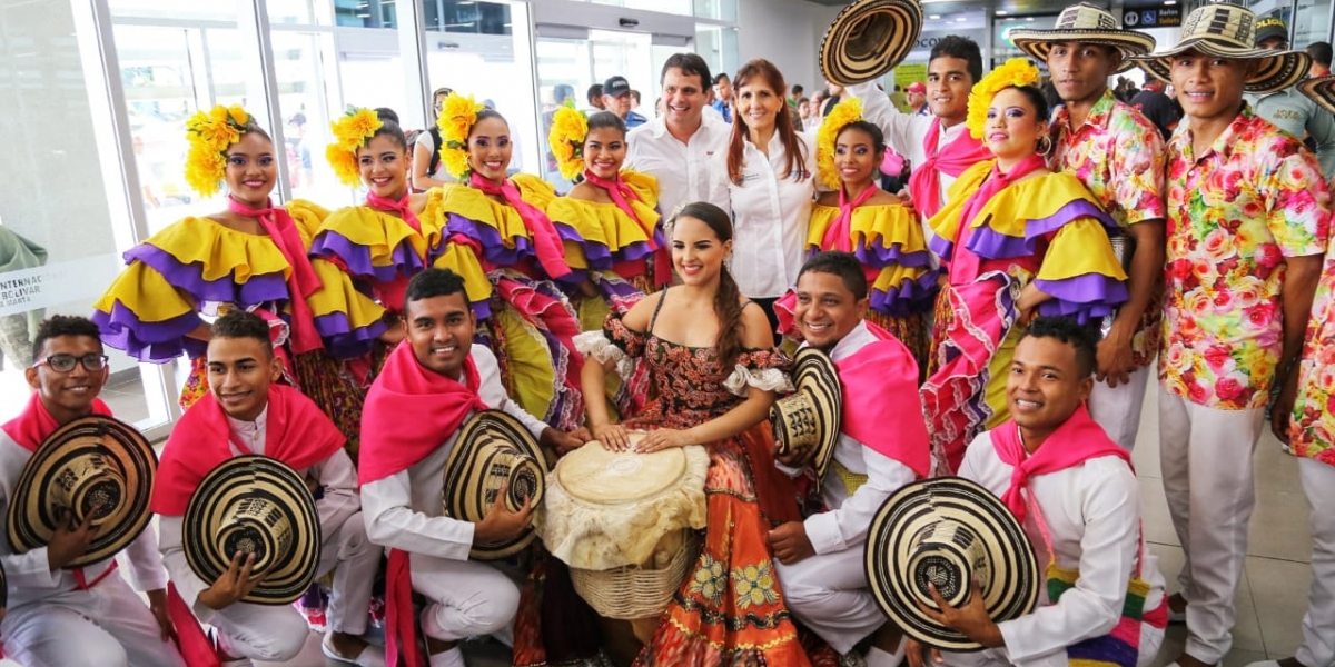 Con cultura tradicional de la región recibieron a los pasajeros de un vuelo histórico. 