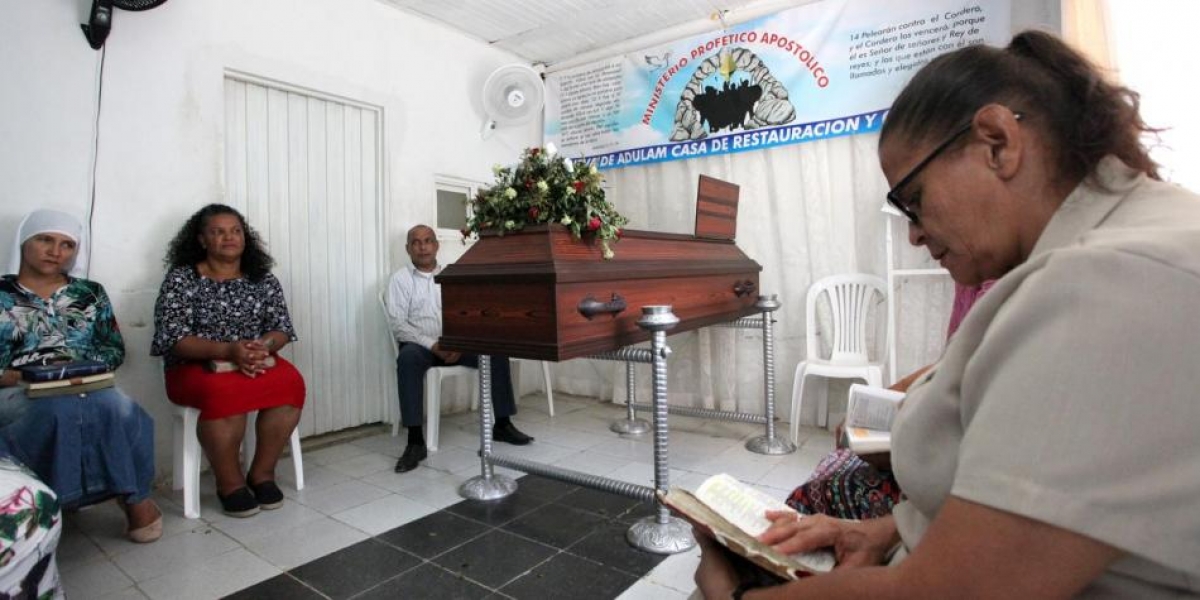 El Tiempo. El cuerpo de un joven venezolano identificado en vida como, César Alexis Blanco es velado por miembros de la fundación Cueva de Adulam.