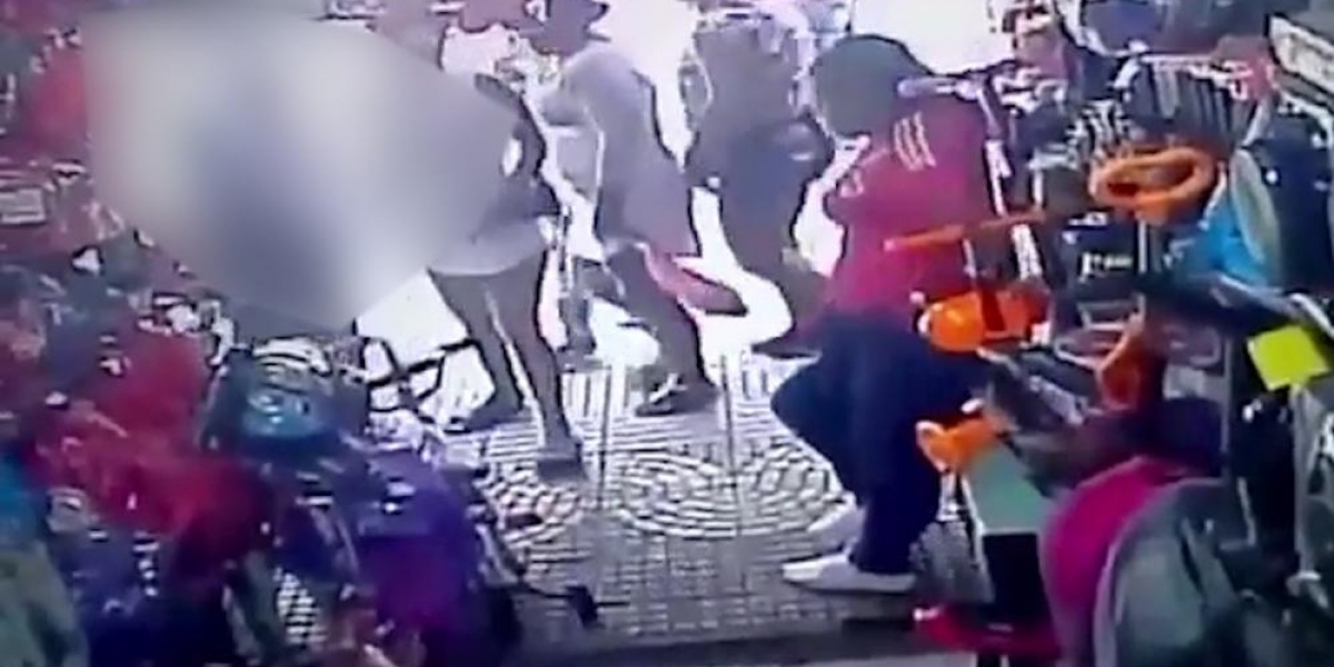 Uno de los menores se llevó una bicicleta pequeña, mientras que las mujeres distrajeron a las vendedoras.