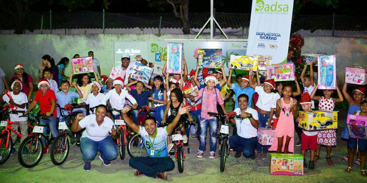 Niños ganadores el concurso de pesebres ecológicos.