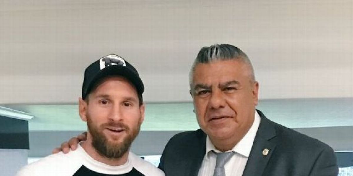 El máximo dirigente del fútbol argentino se reunió con el astro del Barcelona. 