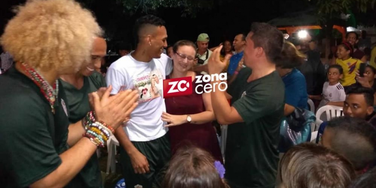 Luis Cantillo Gómez El futbolista Raúl Peñaranda le pide matrimonio a su novia.