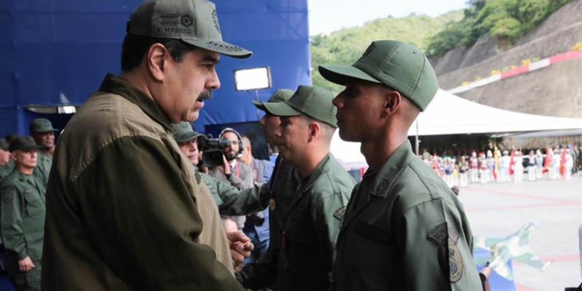  Nicolás Maduro con instrucciones a personal de la Guardia Nacional.