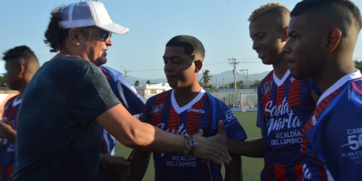 El cantante samario participó en el partido de las estrellas de La Castellana.