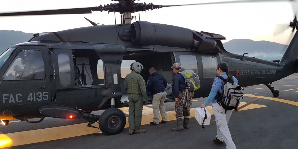 La ubicación del sitio, a más de tres mil metros sobre el nivel del mar, requirió el traslado de un helicóptero del Comando Aéreo desde Ríonegro (Antioquia) hasta la capital del Magdalena para cumplir la misión.