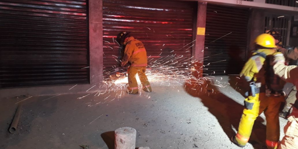 El Cuerpo de Bomberos tardó una hora en controlar la conflagración.