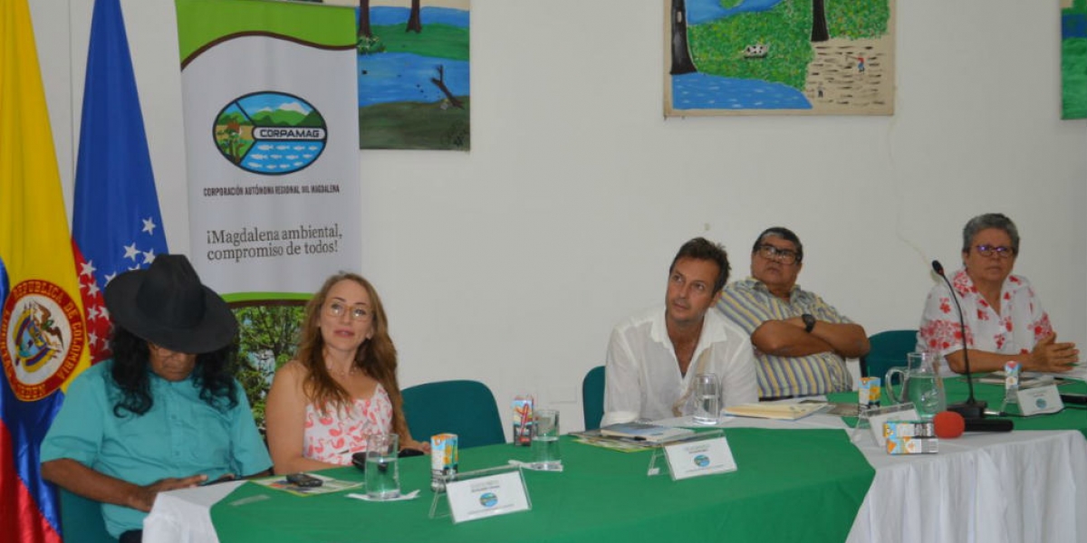 Panelistas del conversatorio "Humedales para un futuro urbano sostenible".