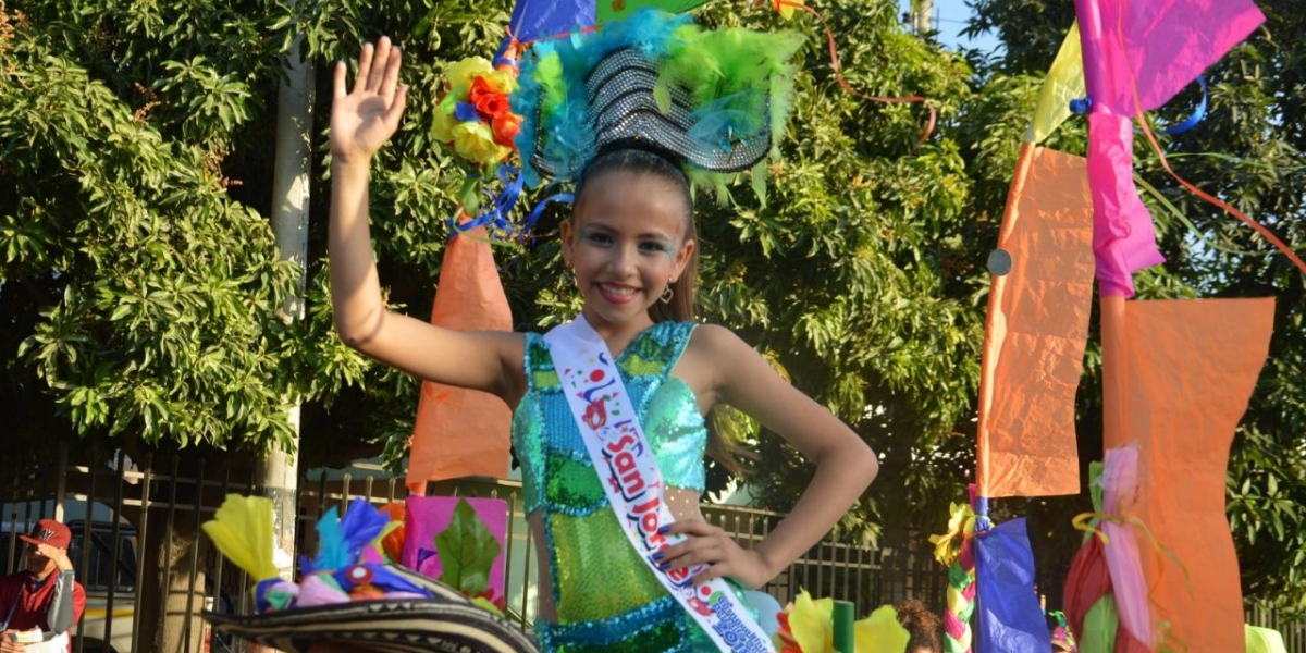 Las reinas de los diferentes sectores hicieron parte del colorido desfile.