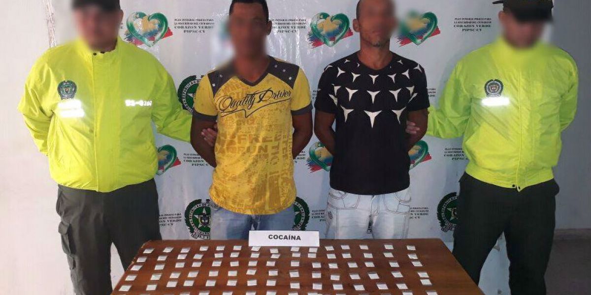 Policía de Magdalena. Los capturados y las 100 dosis de cocaina.