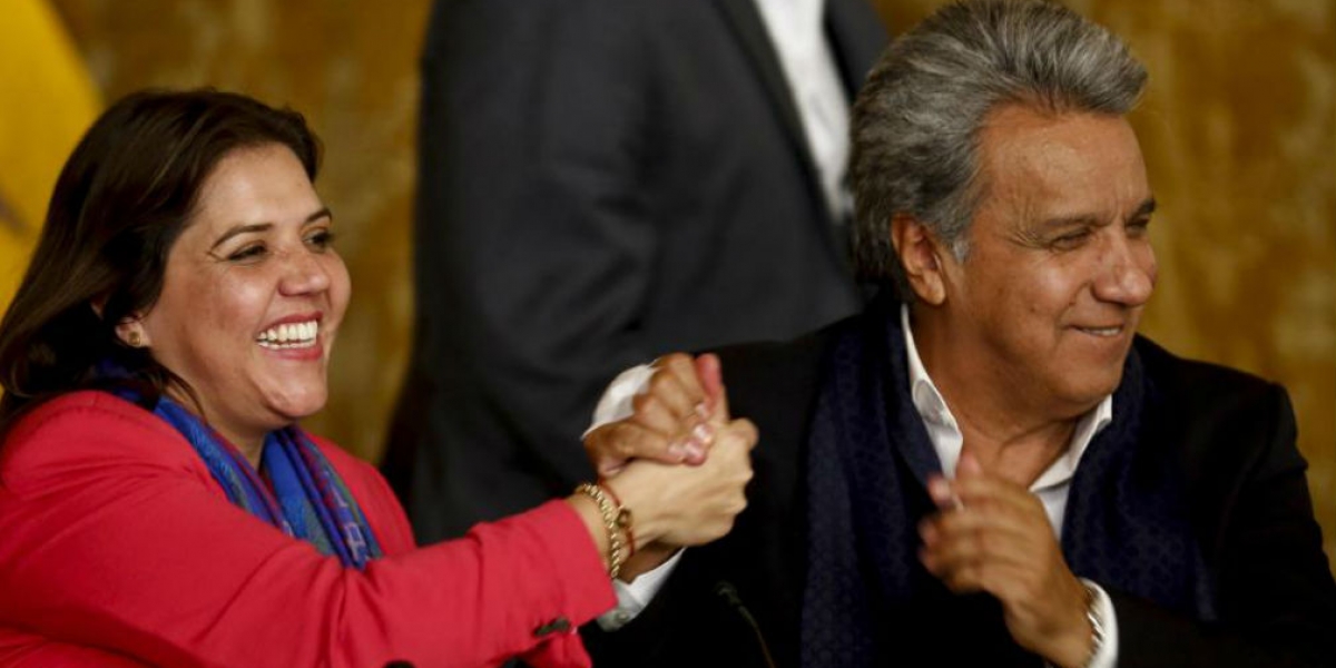 Lenín Moreno, presidente de Ecuador, celebra el triunfo del 'Sí' junto a su vicepresidenta.