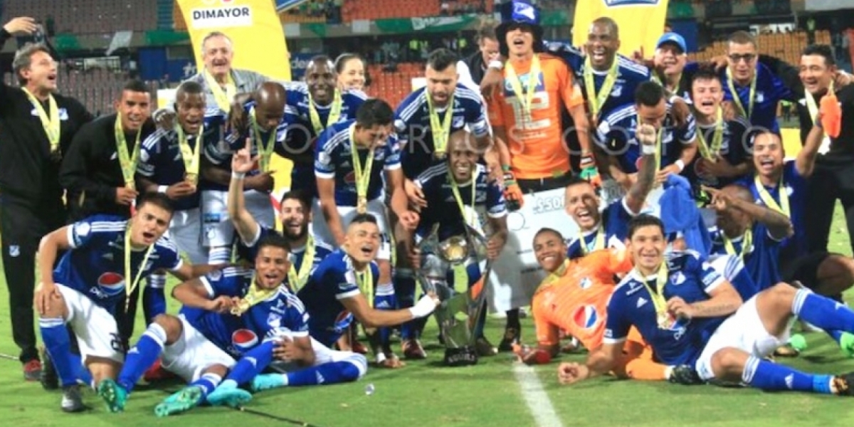 Jugadores de Millonarios celebran luego de la premiación.