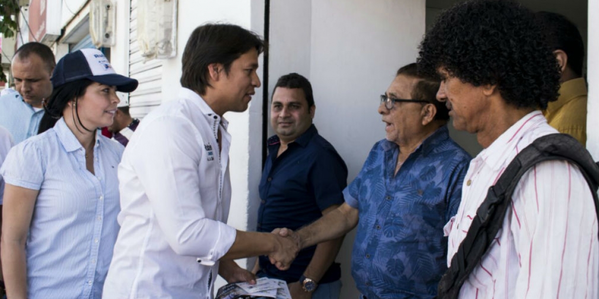 Rubén Jiménez, candidato a la Cámara, en su recorrido por los municipios.