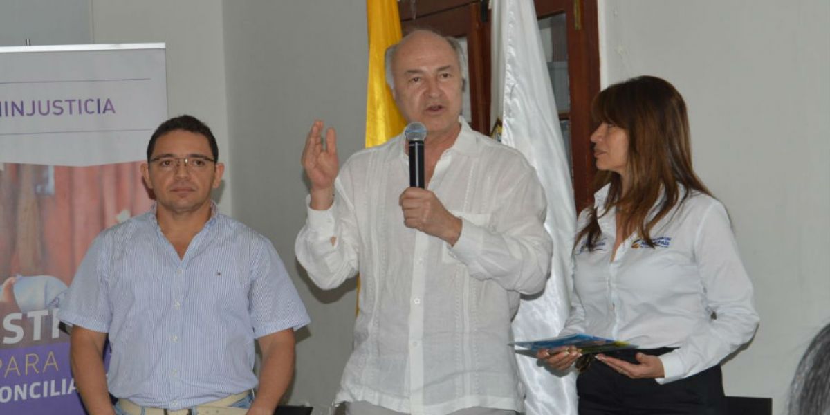 El Alcalde de Santa Marta,Rafael Martínez: el Ministro del Justicia y el Derecho, Enrique Gil y la directora de Justicia Transicional, Digna Durán  estuvieron presentes en el lanzamiento de la cartilla.