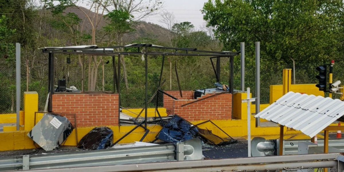 Tomada de Rcn Radio. Uno de los peajes en los que detonaron los explosivos.