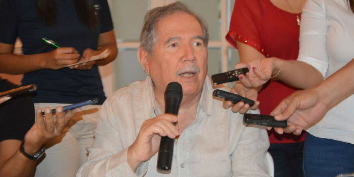 Guillermo Botero, presidente de Fenalco, durante una rueda de prensa en Santa Marta.
