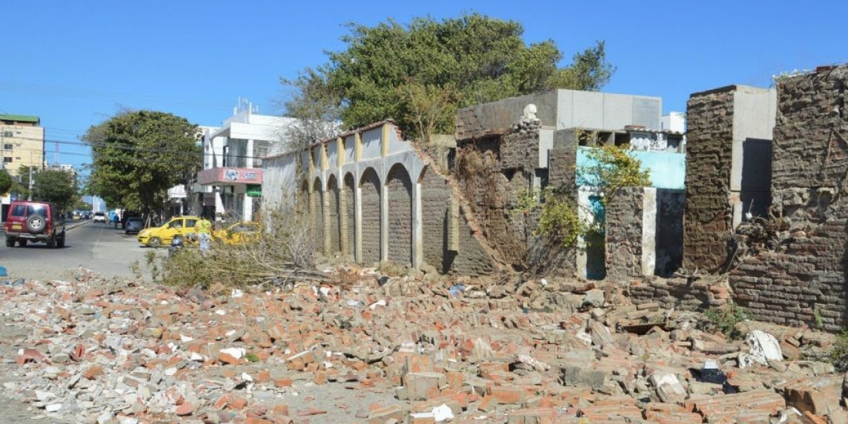 Pared del cementerio San Miguel que cayó este martes, sobre la calle 22-