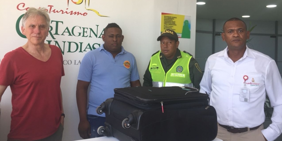 Un taxista ejemplar devolvió una maleta con ropa, documentos, elementos de uso personal, y dos millones de pesos.