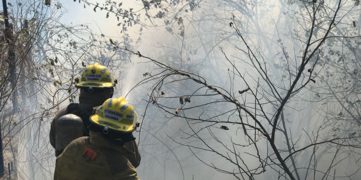 Bomberos atienden la emergencia. 