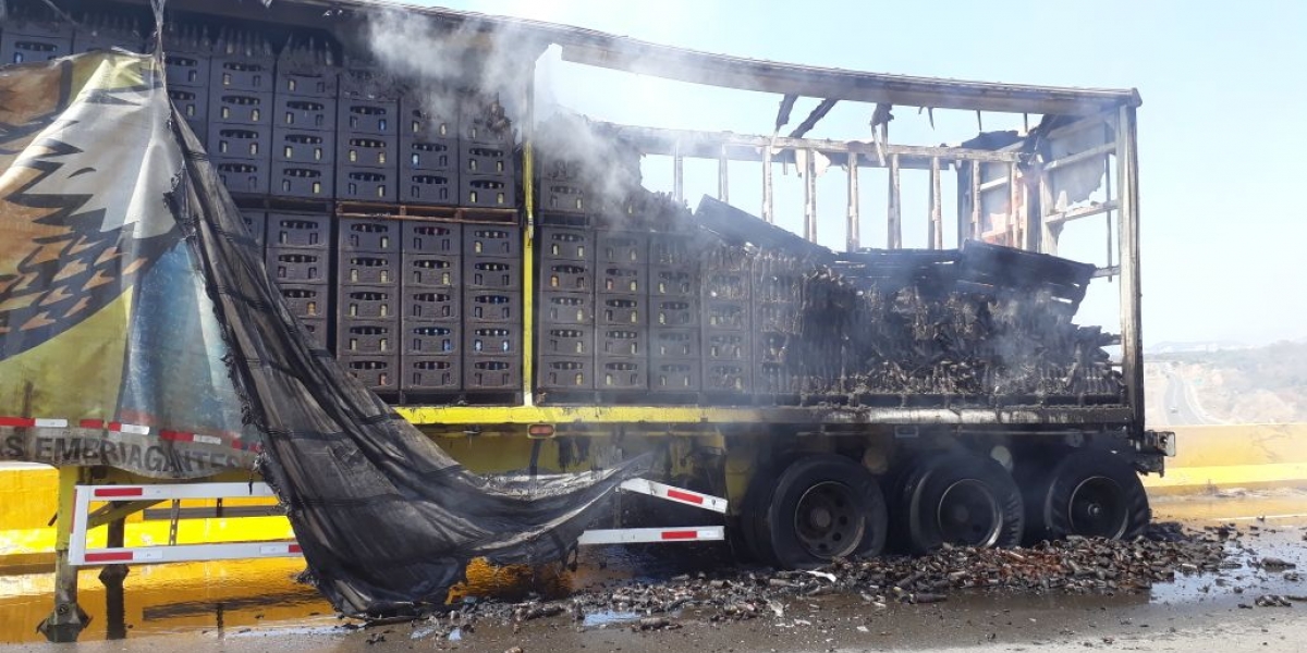 Camión de cerveza Águila se incendió en el puente de los Alcatraces en  Santa Marta