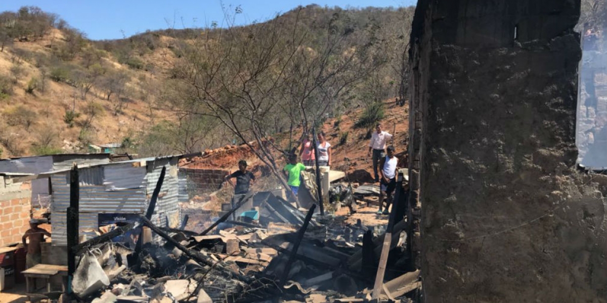 Incendio estructural en el barrio Los Fundadores.