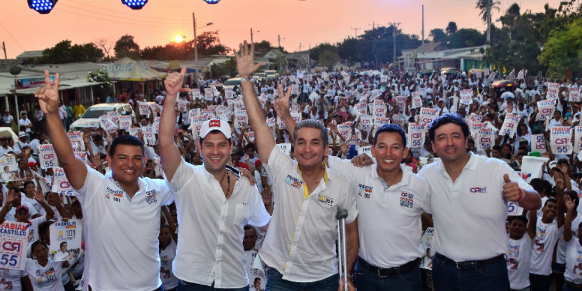 El candidato al Senado Fabián Castillo Suárez, el aspirante a la Cámara de Representantes, Franklin Lozano, el exgobernador del Magdalena Luis Miguel Cotes, el exalcalde de Pueblo Viejo, Francisco Gutiérrez Blanco y el excandidato a la Alcaldía de esa municipalidad, Fabián Obispo Borja, durante la concentración en Pueblo Viejo.