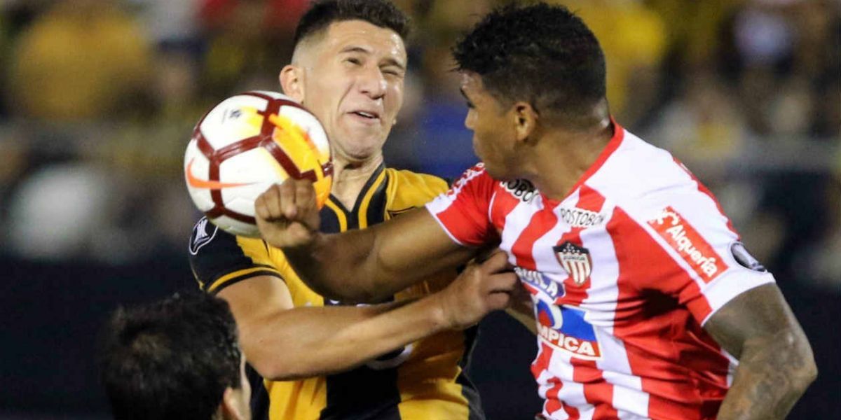 El jugador del Guaraní Jorge Morel (i) disputa el balón con Rafael Pérez.