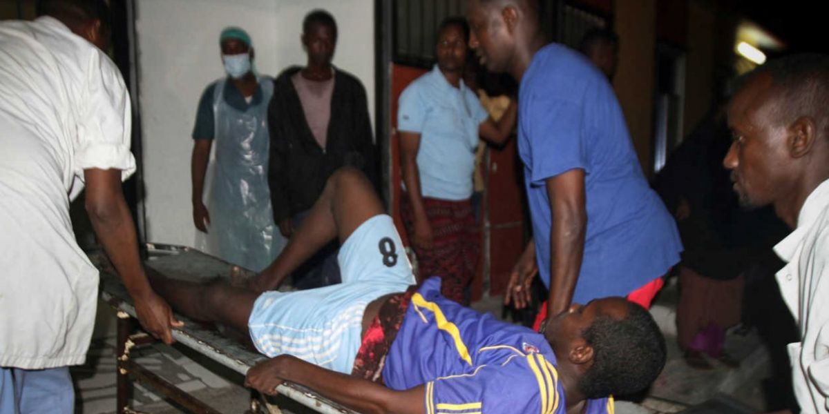 Un hombre herido es trasladado tras la explosión de dos coches bomba en Mogadiscio.