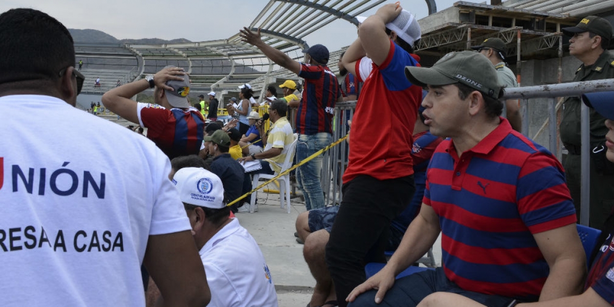 Alcalde Rafael Martínez, presenciando el partido del Unión.