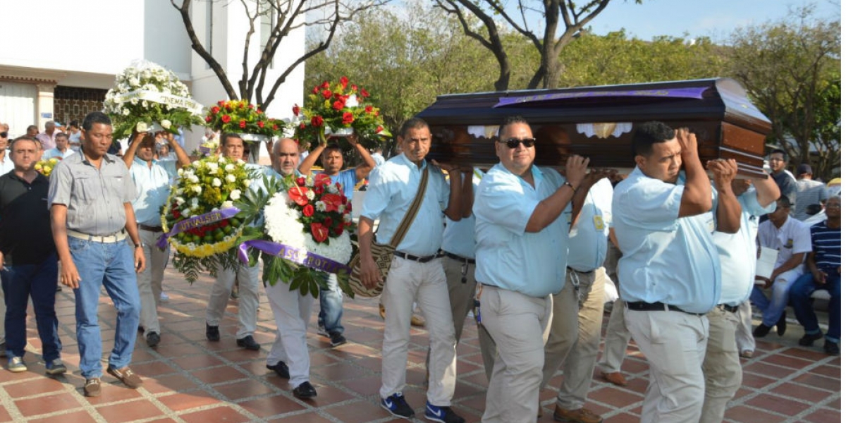 El gremio de taxistas de Santa Marta acompañó hasta la ultima morada a su compañero. 