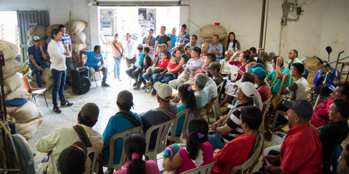 El aspirante a la Cámara de Representante por el partido Centro Democrático, Rubén Jiménez,  se reunió con los líderes caficultores del sector de San Pedro, ubicado en la Sierra Nevada de Santa Marta.