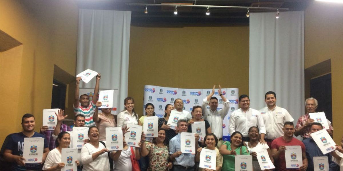 Óscar Mejía. 76 familias recibieron títulos de propiedad