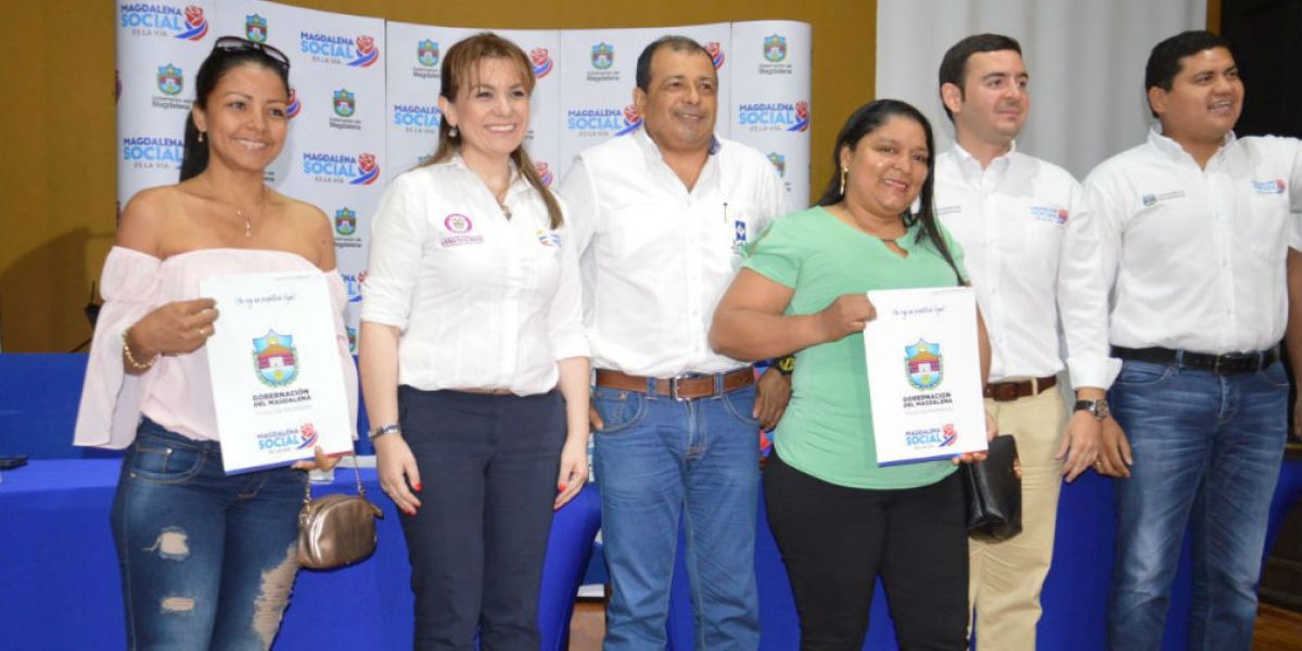 Óscar Mejía. 76 familias recibieron títulos de propiedad