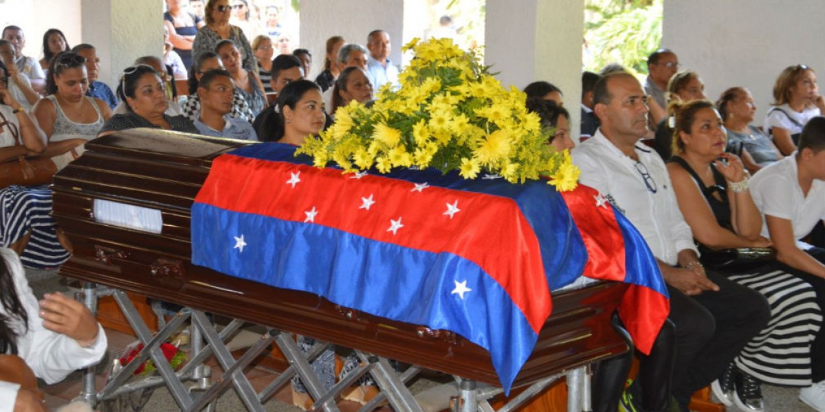 Féretro de Félix Vega, en la capilla de Jardines de Paz.