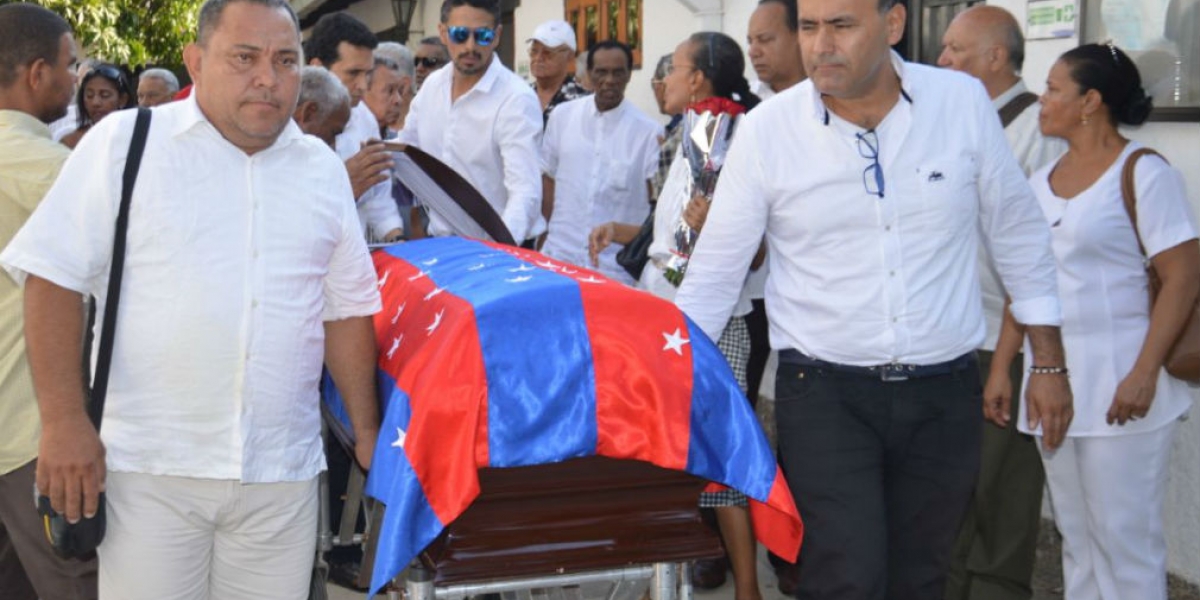 Óscar Mejía. Féretro de Félix Vega, en la capilla de Jardines de Paz.