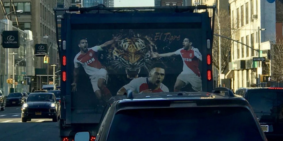 El buen corazón del Tigre se ablandó con un hombre que adornó su vehículo con retratos del goleador del Mónaco.