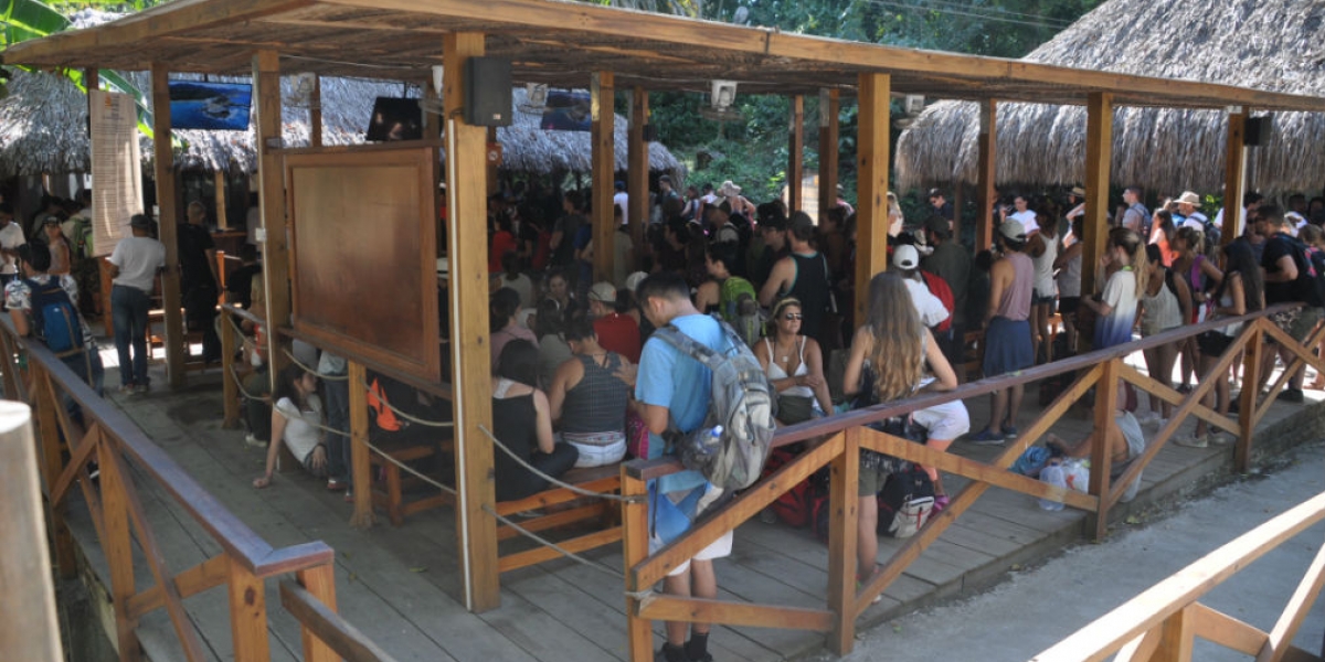 Prensa Parque Tayrona Visitantes al Parque Tayrona durante el primer día de acceso, después de su descanso.