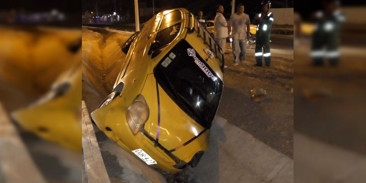 El taxi chocado se fue contra una zanja en la Troncal del Caribe.