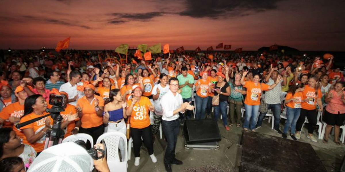 Carlos Caicedo, durante el cierre de campaña en la playa de Los Cocos.