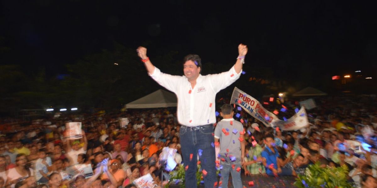 Seguimiento.co Fabián Castillo fue ovacionado por miles de simpatizantes que asistieron al evento de cierre.