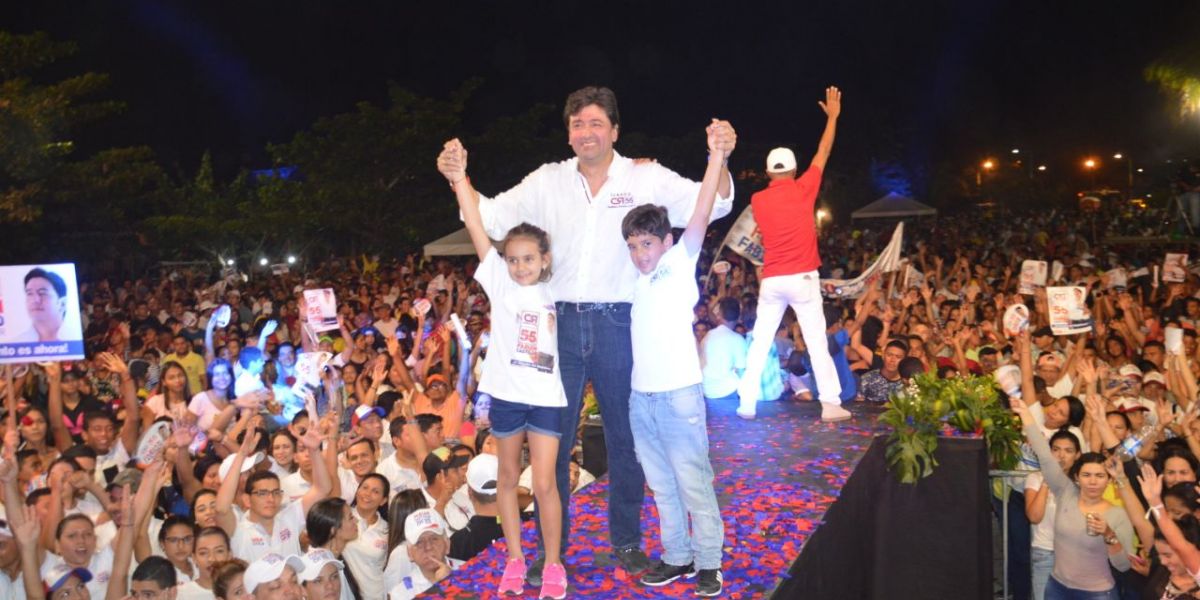 Seguimiento.co En el escenario, Fabián Castillo junto a sus hijos Santiago e Ivana.