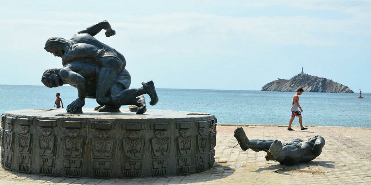 Escultura Tayrona se fue al suelo en el camellón de la Bahía, debido a los fuertes vientos.