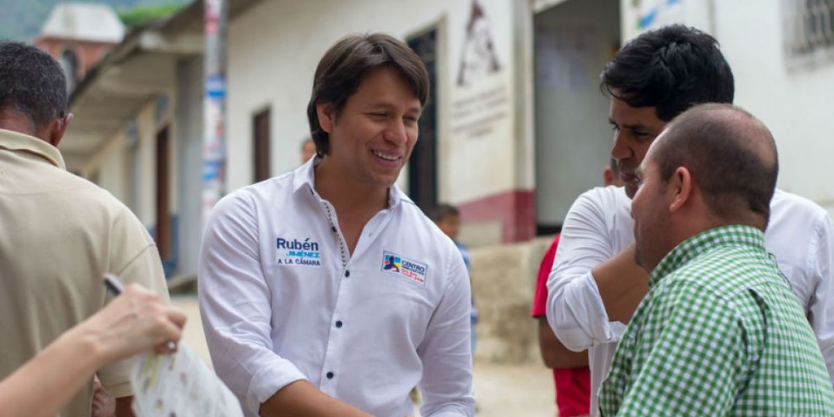 Rubén Jiménez, candidato a la Cámara, en su recorrido por los municipios.