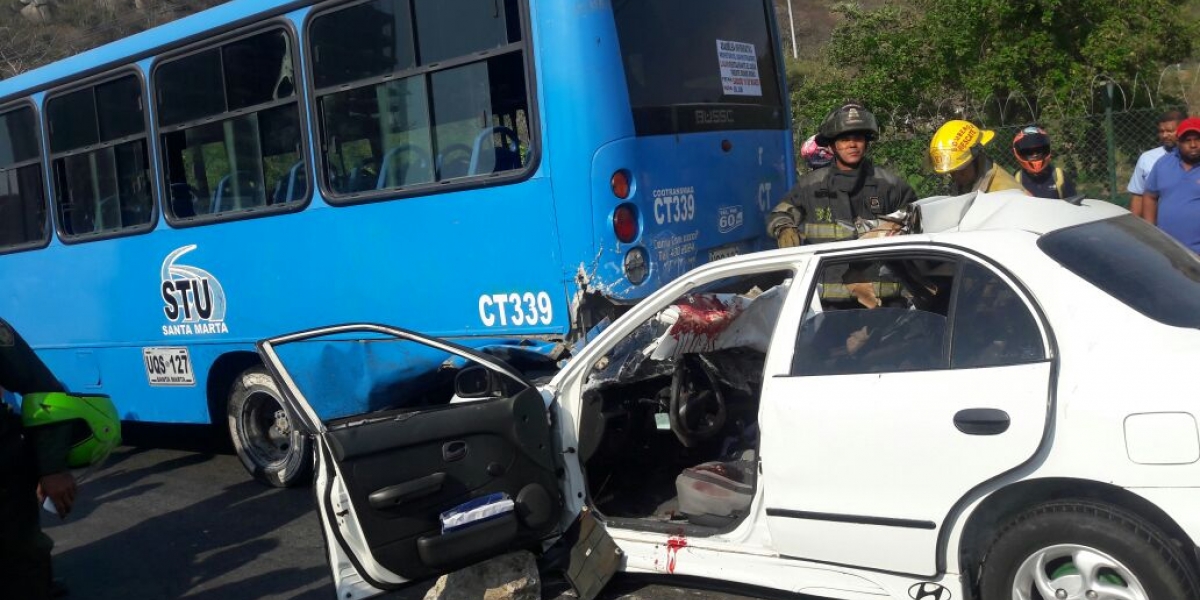 El carro se metió por la parte trasera de la Buseta. 