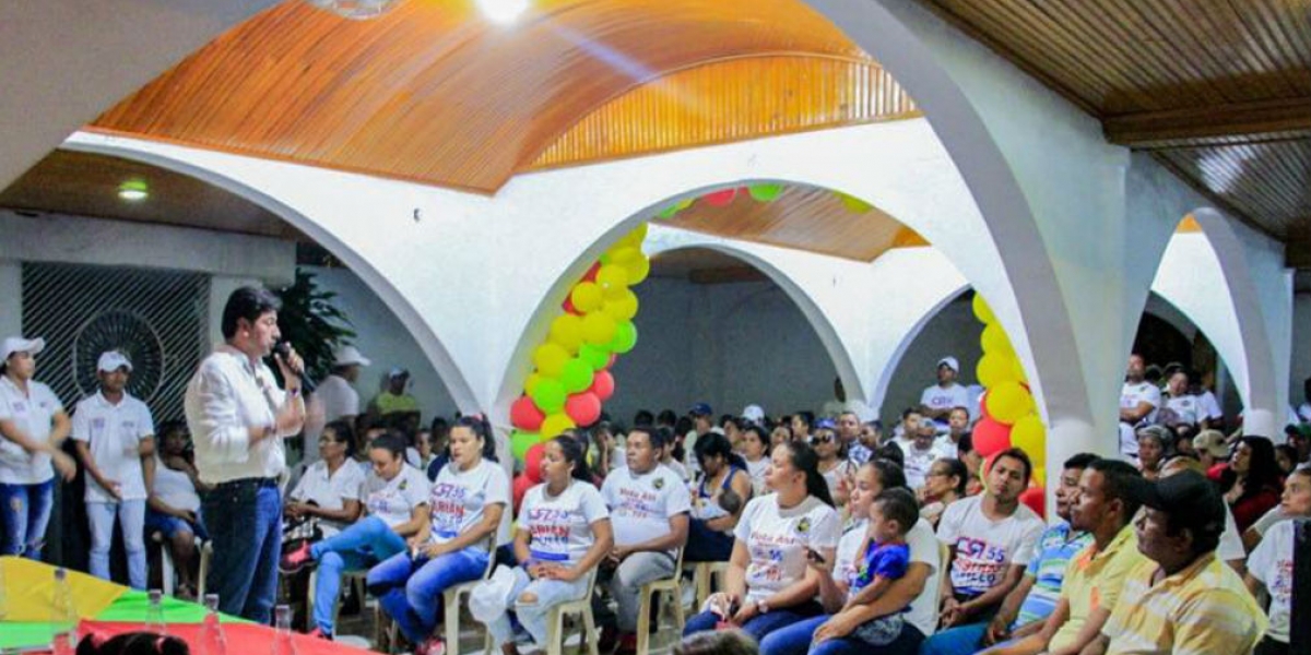 Fabian Castillo Suarez, visitó el municipio de Urumita, La Guajira, donde fue recibido por un gran grupo de mujeres.