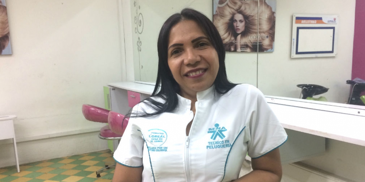 Seguimiento.co Angélica Delgado con su oficio ha logrado salir adelante.