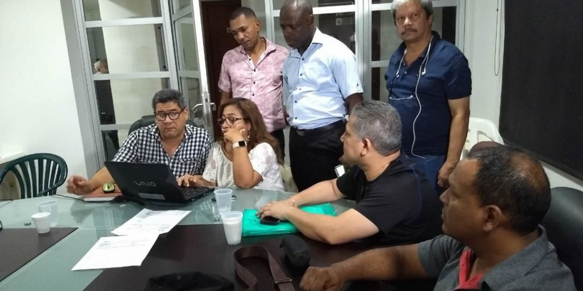 Zona Cero Trabajadores de la universidad firmando el acta.