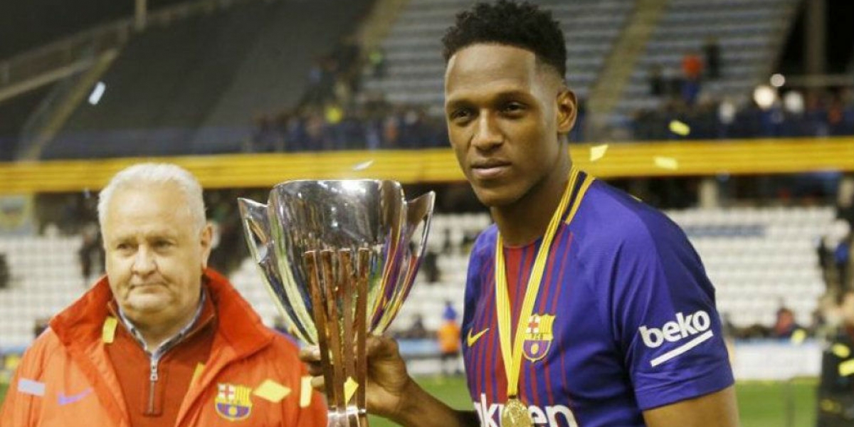 Yerry Mina con el trofeo de la Súpercopa de Cataluña. 