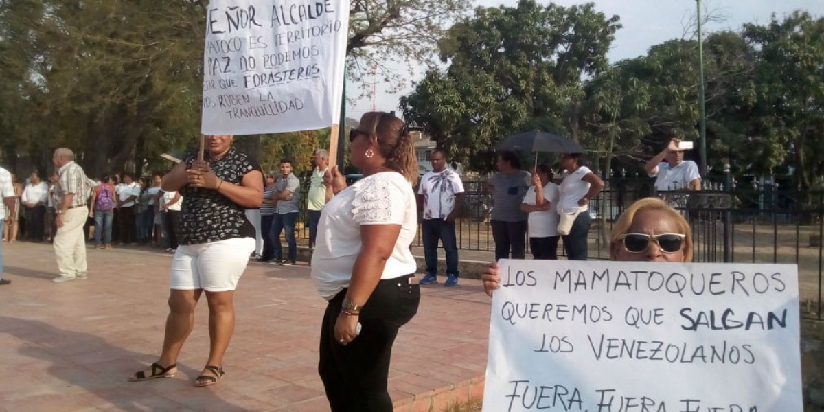Con pancartas y arenca, piden que los venezolanos señalados como responsables paguen por lo que hicieron.