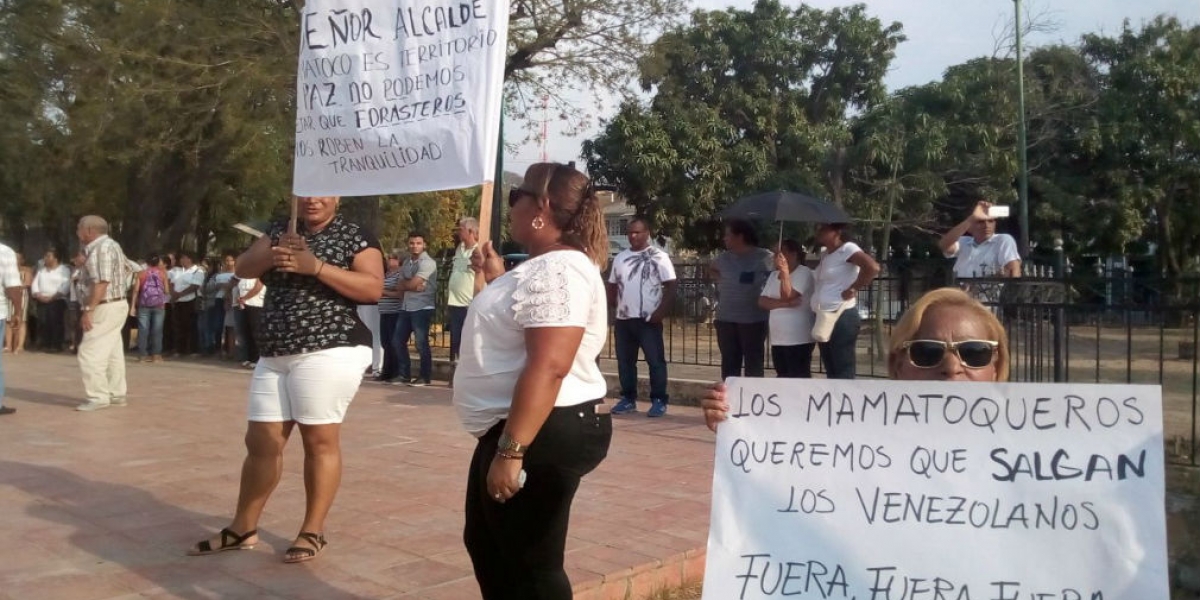 Oscar Mejía/Seguimiento.co Con pancartas y arenca, piden que los venezolanos señalados como responsables paguen por lo que hicieron.